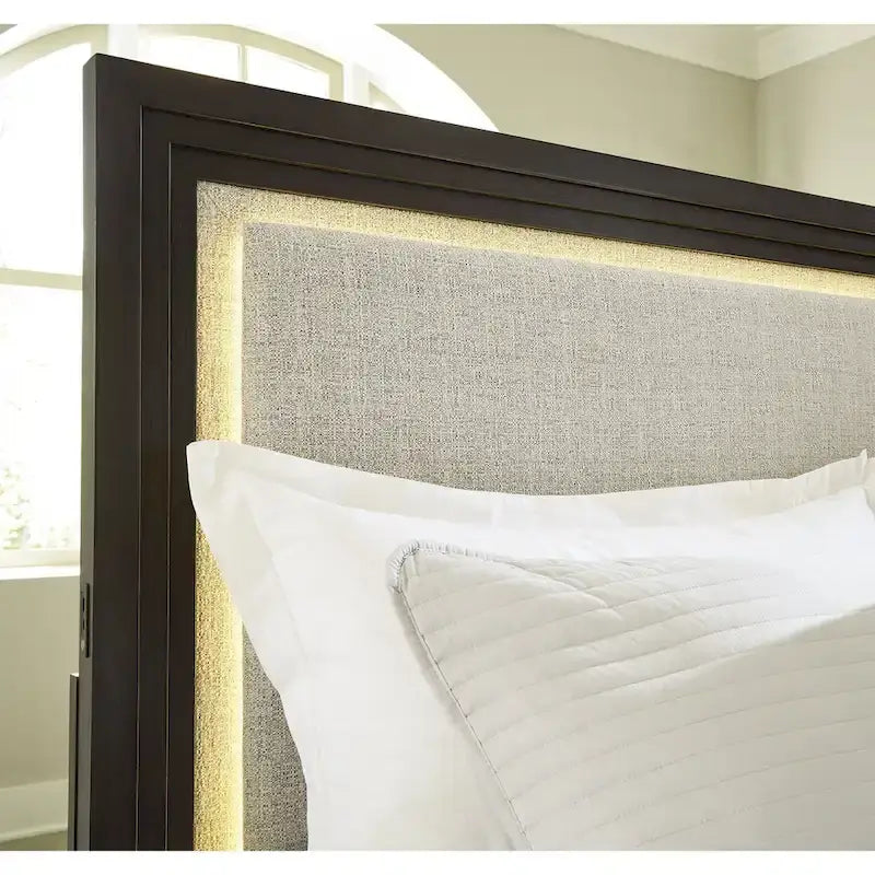 Letto imbottito con pannello testa marrone scuro e grigio – Profilo borchiato, Struttura in legno massello, Misura Queen/King